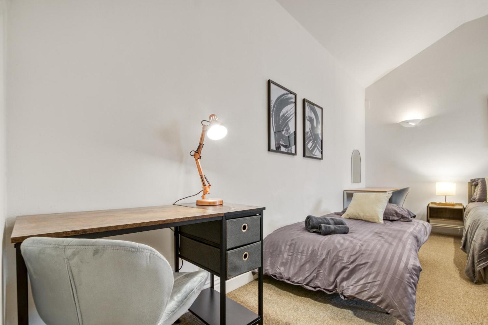 Vibrant 2-bed By Bow Londra