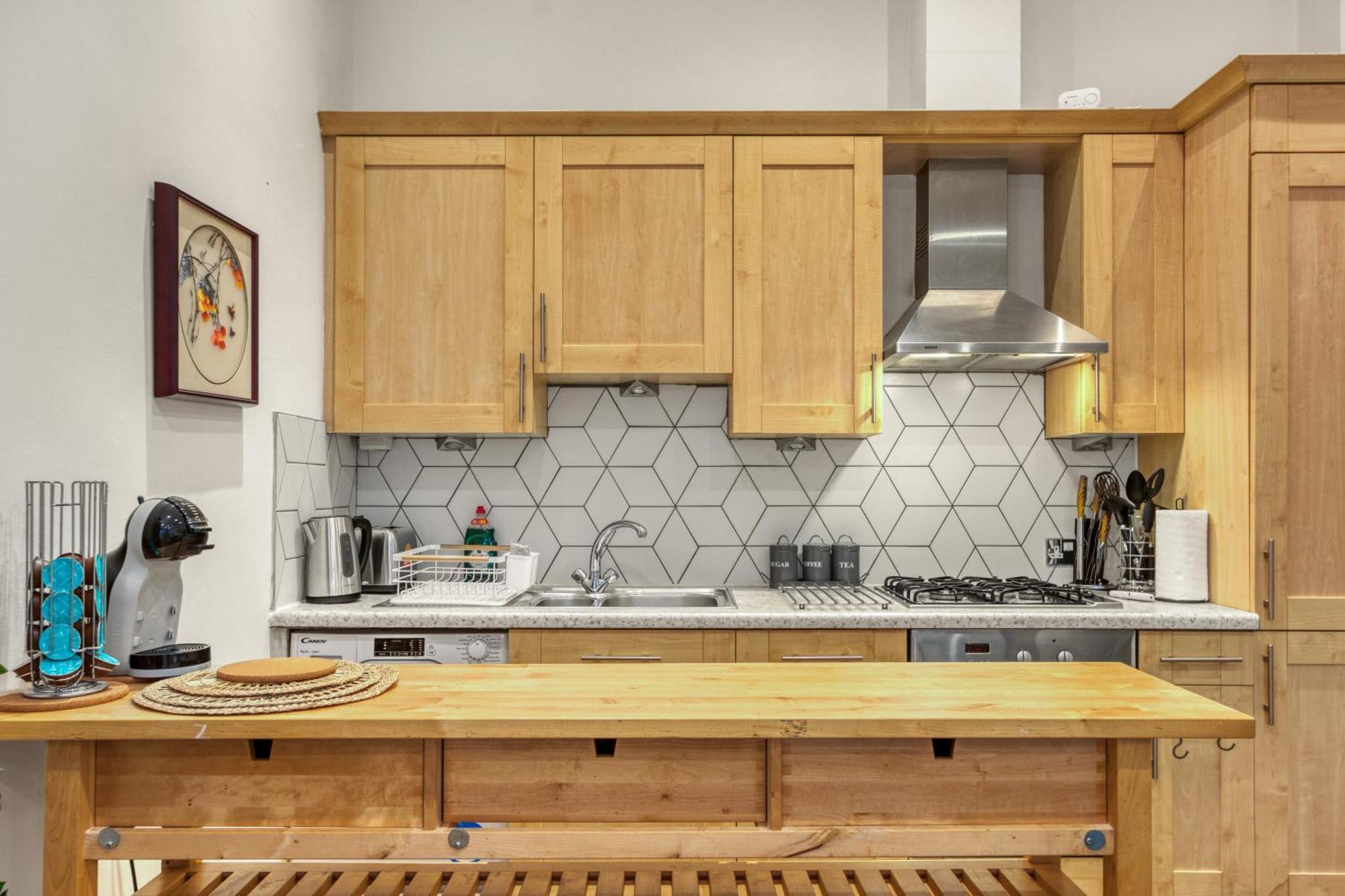 Vibrant 2-bed By Bow Londra