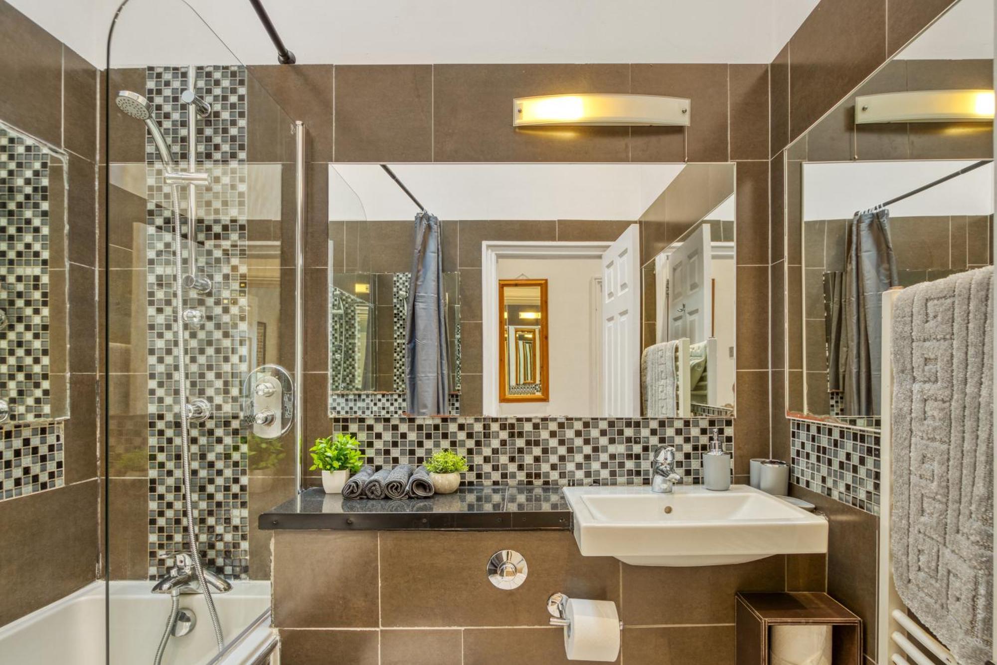 Vibrant 2-bed By Bow Londra