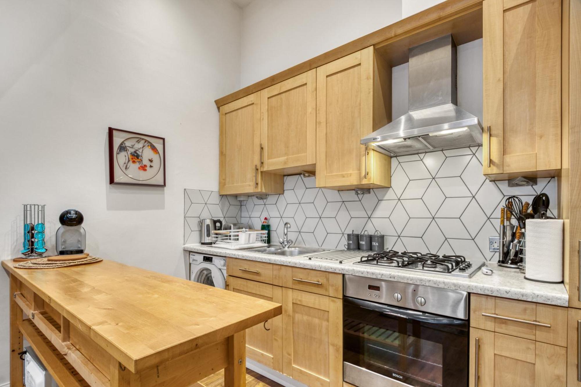 Vibrant 2-bed By Bow Londra